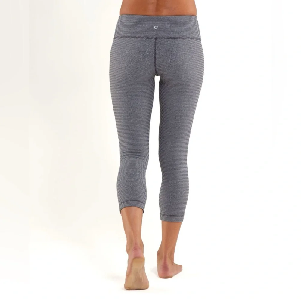 Lululemon Wunder Under Crop Reversible Tights in Grey, size 4 - Picture 1 of 12
